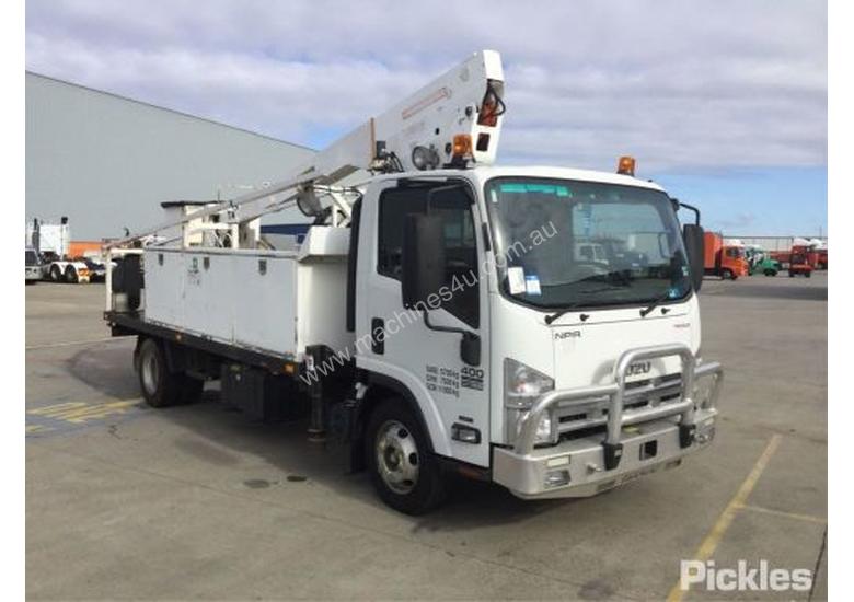 caption 2013 Isuzu NPR 400 Long