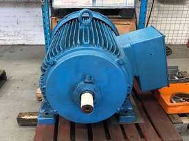 325 kw 435 hp 2 pole 415 volt Siemens AC Electric Motor - picture0' - Click to enlarge