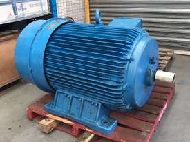 325 kw 435 hp 2 pole 415 volt Siemens AC Electric Motor - picture1' - Click to enlarge