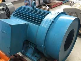 325 kw 435 hp 2 pole 415 volt Siemens AC Electric Motor - picture2' - Click to enlarge