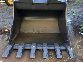 Salmon ZX490 Excavator Bucket 1800mm with custom EX220 pickups - picture1' - Click to enlarge