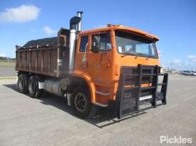 1996 International T2700 - picture0' - Click to enlarge