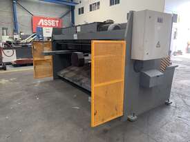 Just In - Heavy Duty 2500mm x 4mm Hydraulic Guillotine with Power Back Guage - picture0' - Click to enlarge