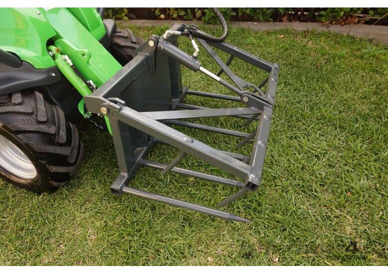 Avant 225 Articulated Mini Loader W/ All Round Grapple