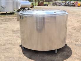 1,550lt STAINLESS STEEL TANK, MILK VAT - picture1' - Click to enlarge