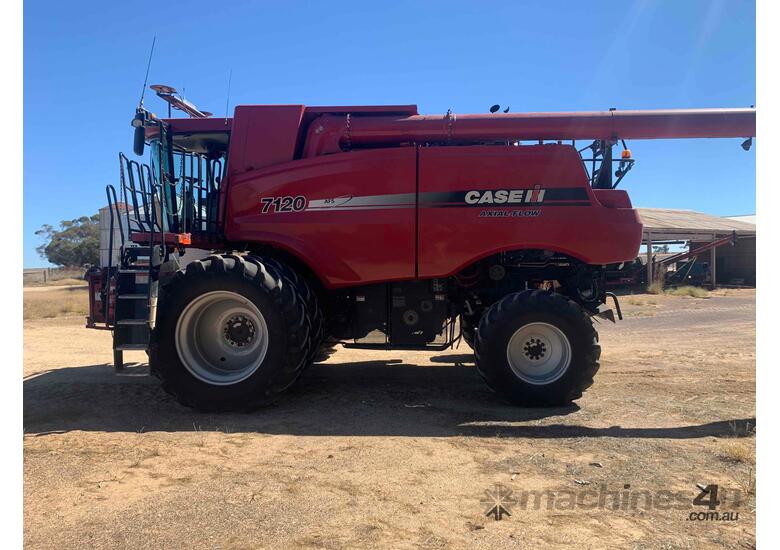 Used Case IH Case IH 7120 on duals with 35 foot Case front on trailer