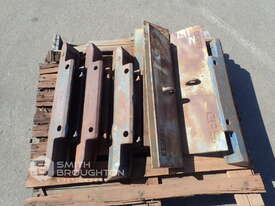 PALLET COMPRISING OF WING SHROUDS & ARROW HEADS (UNUSED) - picture0' - Click to enlarge