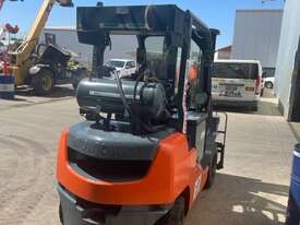 Used Toyota 62-8FD25 Forklift - picture0' - Click to enlarge