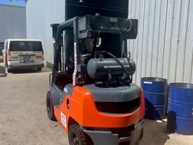 Used Toyota 62-8FD25 Forklift - picture1' - Click to enlarge