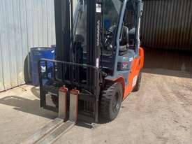 Used Toyota 62-8FD25 Forklift - picture2' - Click to enlarge