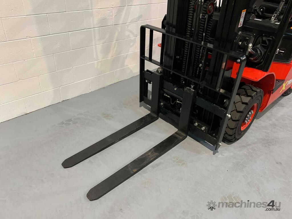 New Xtreme Forklift 1 8 Xtreme LPG forklift with Carpet Pole Attachment
