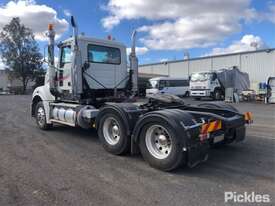 2010 Mack Trident - picture2' - Click to enlarge