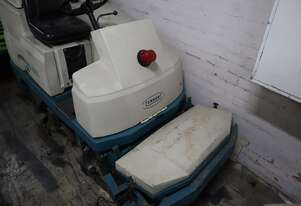 Tennant 515SS Ride-On Floor Scrubber Sweeper Vacuum Tennant 515SS Ride-On Floor Scrubber Sweeper Vacuum