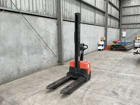 2015 Toyota HWE100 Electric Pallet Jack - picture2' - Click to enlarge