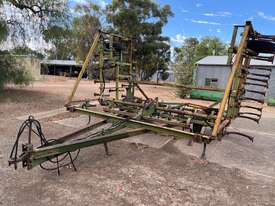 John Deere Field Cultivator Model 1000 - picture1' - Click to enlarge
