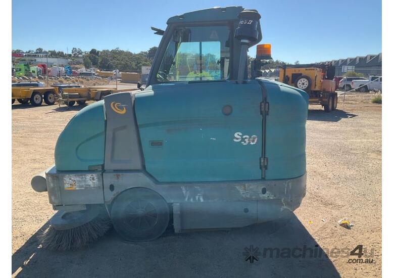 Used tennant S30 Ride On Sweeper Scrubber in , - Listed on Machines4u