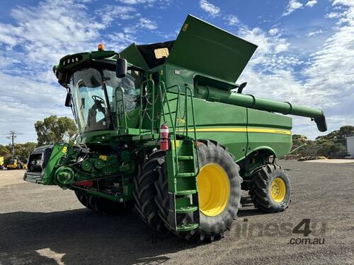 caption 2018 John Deere S780 Combines