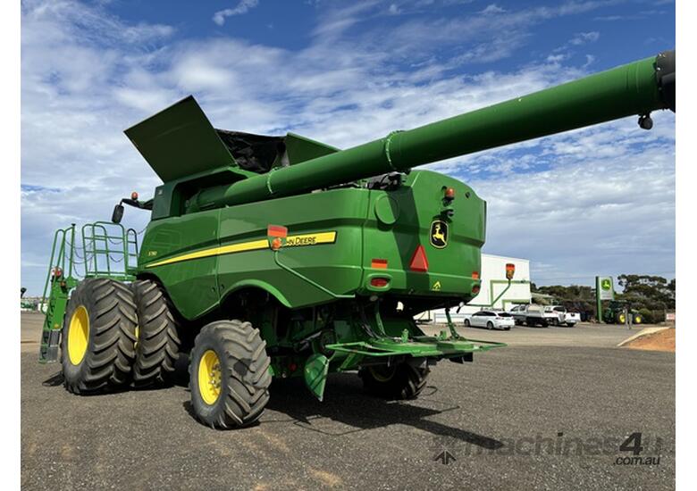 caption 2018 John Deere S780 Combines