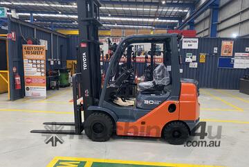 2017 MODEL TOYOTA 8FDK30 S/N 60066 COMPACT DIESEL 4.5 METER 2 STAGE LIFT FORKLIFT