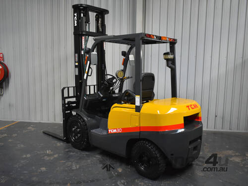 caption TCM FD30T3 3 Tonne Diesel Forklift 909 LOW HOURS Sideshift + New Fork Positioner