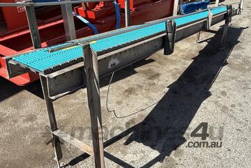 3.4m Stainless plastic roller gravity fed beverage conveyor with guide rails on stand