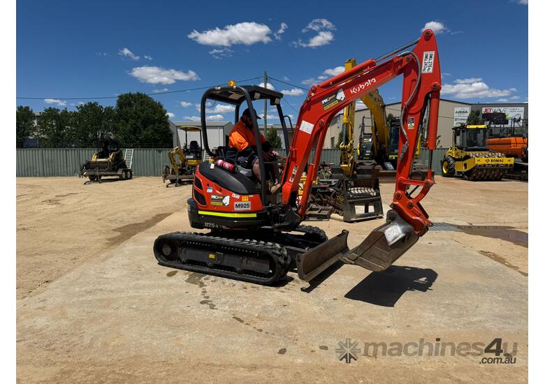 2022 KUBOTA U25 EXCAVATOR (M925) WITH FULL CIVIL SPEC, HITCH, BUCKETS AND 700 HOURS