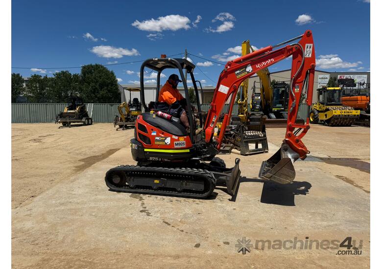 2022 KUBOTA U25 EXCAVATOR (M925) WITH FULL CIVIL SPEC, HITCH, BUCKETS AND 700 HOURS