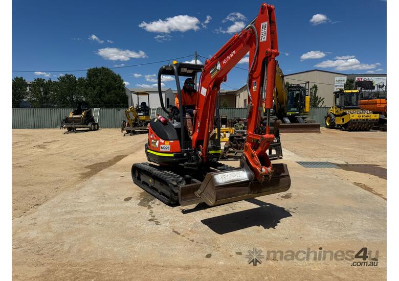 2022 KUBOTA U25 EXCAVATOR (M925) WITH FULL CIVIL SPEC, HITCH, BUCKETS AND 700 HOURS