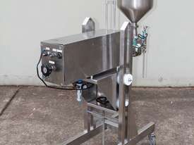 Horizontal Piston Fille. - picture2' - Click to enlarge