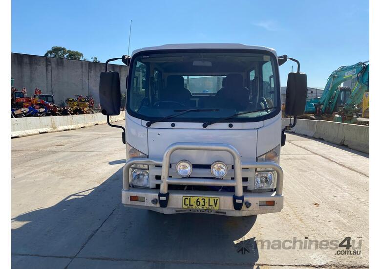 caption 2011 Isuzu NH NLSR B11