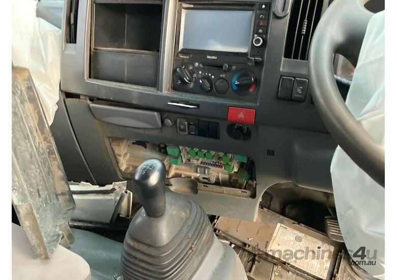 caption 2016 Isuzu NPR Tipper
