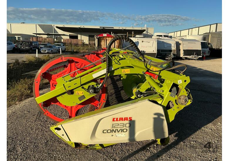 caption Claas 1230 Convio Draper Header Front