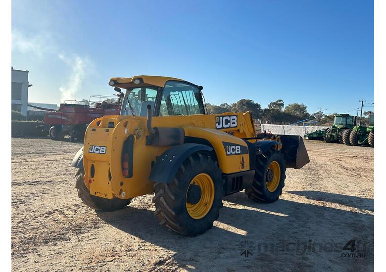 caption 2011 JCB 531-70 AGRI SUPER TELEHANDLER