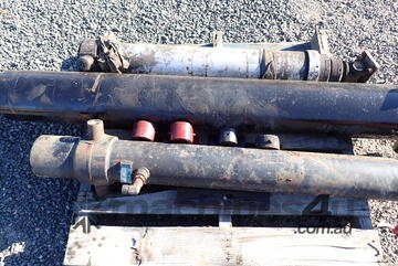 Tip Truck hydraulic hoists/rams