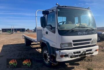 (8970) 2006 Isuzu approximately 560000 ks 24 ish foot tray. 8 tonner
