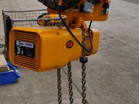 Anchor Kitto 3 tonne 2 x speed Electric 415v hoist - picture0' - Click to enlarge