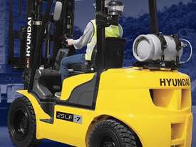 New Hyundai Forklift with 4.7m 3 stage mast - picture0' - Click to enlarge