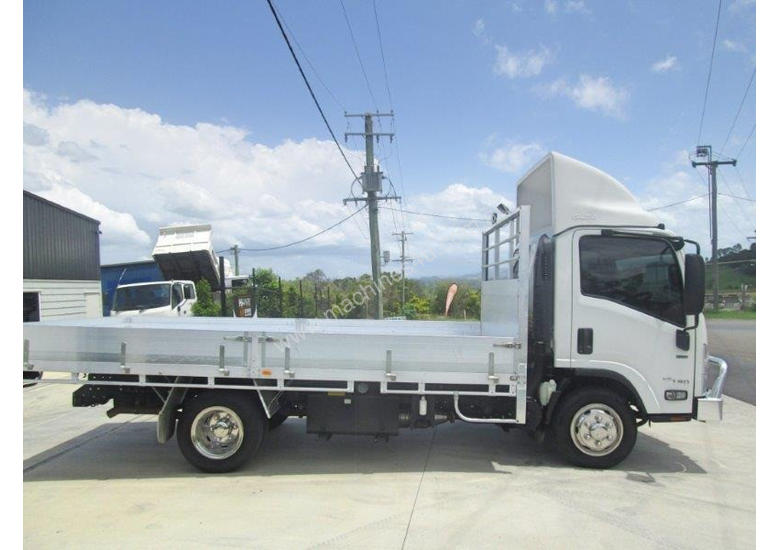 caption Isuzu NPR 65/45-190 Tray Truck