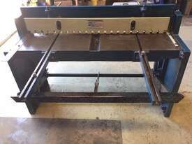 Manual treadle guillotine - picture0' - Click to enlarge