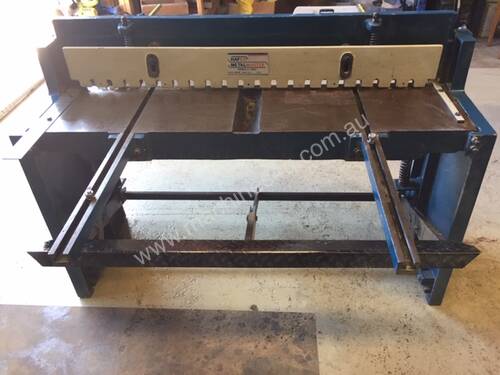 Manual treadle guillotine