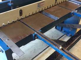 Manual treadle guillotine - picture1' - Click to enlarge