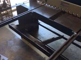 Manual treadle guillotine - picture2' - Click to enlarge