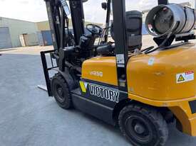 Victory VF25G Dual Fuel Forklift - picture0' - Click to enlarge