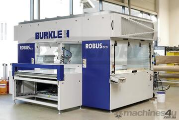 Entry level spray booth for flat and curved panels