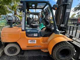 Used Toyota 4.5TON Forklift For Sale - picture0' - Click to enlarge