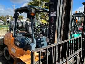 Used Toyota 4.5TON Forklift For Sale - picture2' - Click to enlarge
