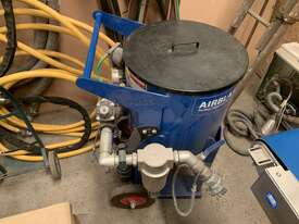 ABSS Commercial Sandblasting Pot with Hoses - picture0' - Click to enlarge