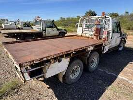 2006 Toyota Landcruiser 6 Wheeler - Lot Number:73 - picture2' - Click to enlarge