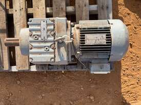 1 x Electric Motor - picture0' - Click to enlarge