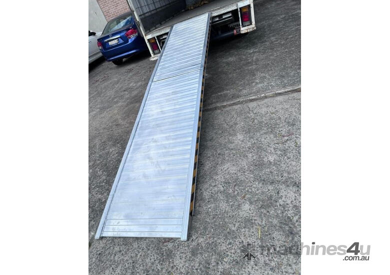 caption 4m x 800mm 400kg Folding Walk Ramps